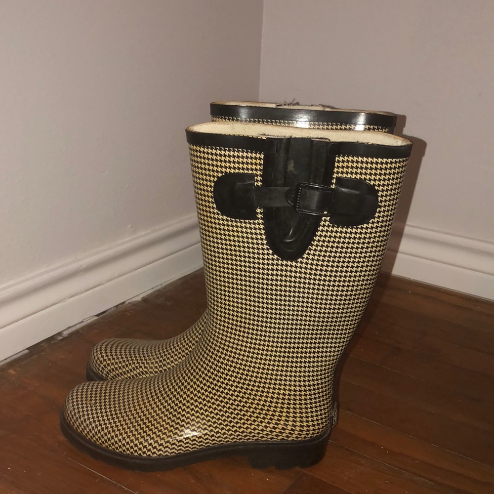 Houndstooth rain boots